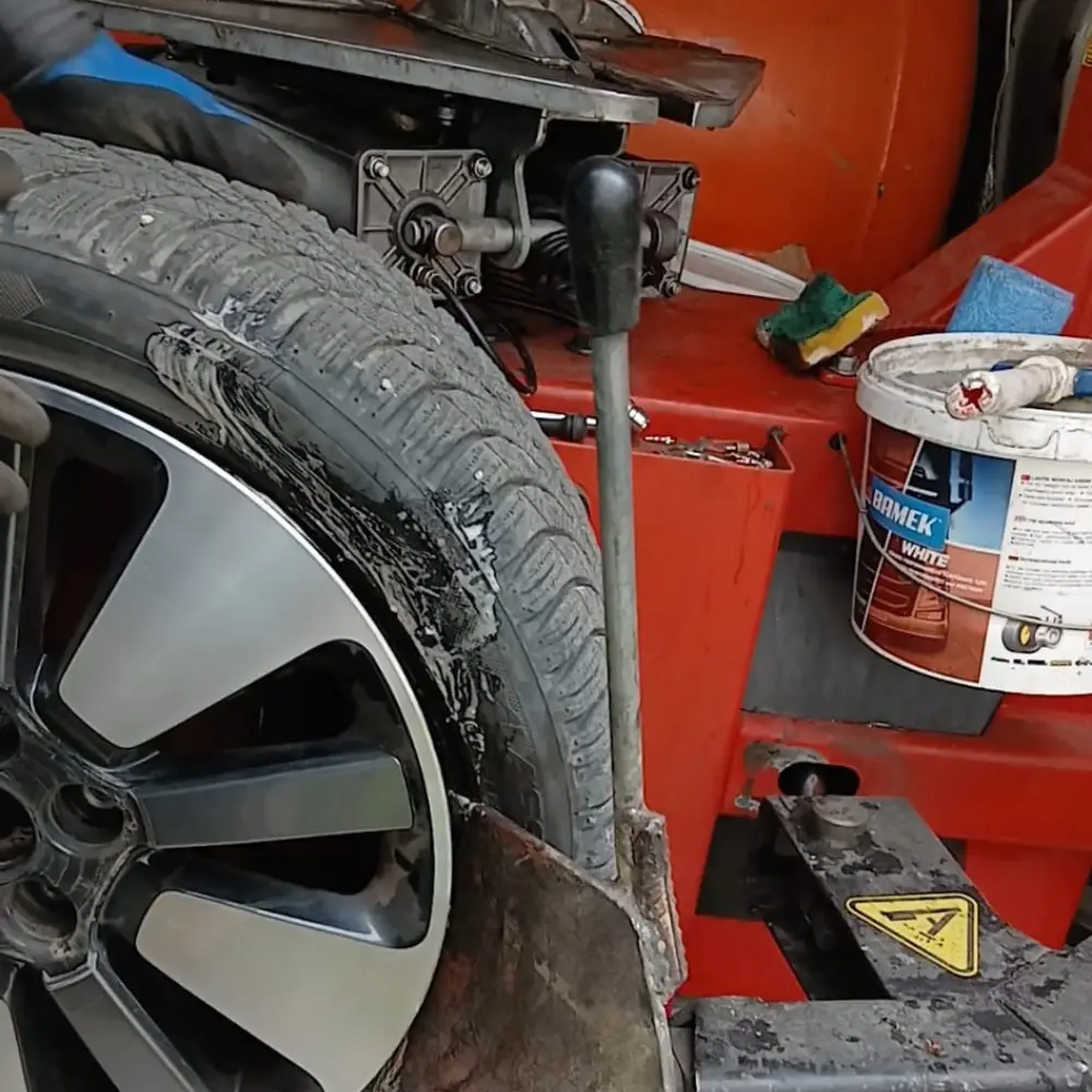 Kamyon, Tır ve Kamyonetler İçin Gölcük’te Lastik Yol Yardım Hizmetleri